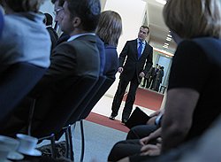 Президент России Дмитрий Медведев (второй справа) на расширенном заседании рабочей группы по подготовке предложений по формированию в Российской Федерации системы "Открытое правительство" 