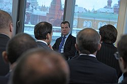 Президент России Дмитрий Медведев (в центре) на расширенном заседании рабочей группы по подготовке предложений по формированию в Российской Федерации системы "Открытое правительство"