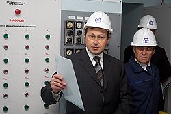 Председатель правительства Красноярского края Эдхам Акбулатов (в центре)