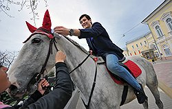 Член комитета Государственной думы России по физической культуре, спорту и делам молодежи Дмитрий Гудков перед началом акции в поддержку бывшего кандидата в мэры Астрахани Олега Шеина. Олег Шеин и его сторонники с 16 марта голодают в знак протеста против фальсификации на выборах мэра