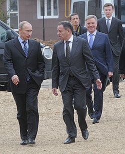Председатель правительства России Владимир Путин, генеральный директор Федерального фонда содействия развитию жилищного строительства Александр Браверман, губернатор Московской области Борис Громов во время осмотра территории строящегося жилого микрорайона "Восточный"
