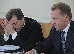 Заместитель председателя правительтсва России Владислав Сурков (слева) и первый заместитель председателя правительствав России Игорь Шувалов (справа) во время совещания по вопросам развития жилищного строительства
