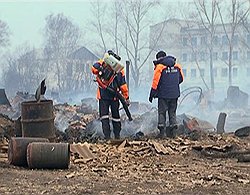 Пожар в поселке Тыгда Амурской области. Тушение пожара сотрудниками МЧС
