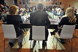 Специалист по PR Юлия Слащева, кандидат на должность президенты России Михаил Прохоров и руководитель проекта наблюдения штаба М.Прохорова Ксения Зеленцова