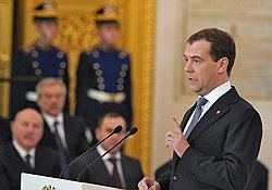 Президент России Дмитрий Медведев (справа) во время выступления на заседания Государственного Совета в расширенном составе. Заседание прошло в Георгиевском зале Кремля