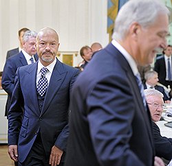 Кинорежиссер, продюсер Федор Бондарчук (слева) во время встречи председателя правительства России Владимира Путина с активом партии "Единая Россия". Встреча прошла в Доме приемов правительства России