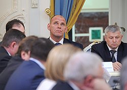 Член высшего совета партии Александр Карелин перенес уход Владимира Путина из партии стоически
