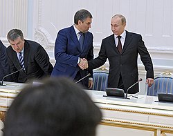 Секретарь областного отделения партии "Единая Россия" Ленинградской области Александр Худилайнен, первый заместитель руководителя администрации президента России Вячеслав Володин и председатель правительства России Владимир Путин во время встречи с активом партии "Единая Россия". Встреча прошла в Доме приемов правительства Росс