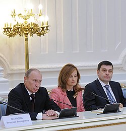 Председатель правительства России Владимир Путин, председатель комитета Государственной думы (ГД) России по безопасности и противодействию коррупции Ирина Яровая и член комитета ГД России по международным делам Адальби Шхагошев во время встречи с активом партии "Единая Россия". Встреча прошла в Доме приемов правительства России