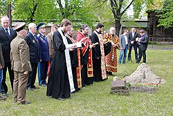 Молебен на советском мемориальном кладбище в Керепеши, где похоронены участники Второй мировой войны 