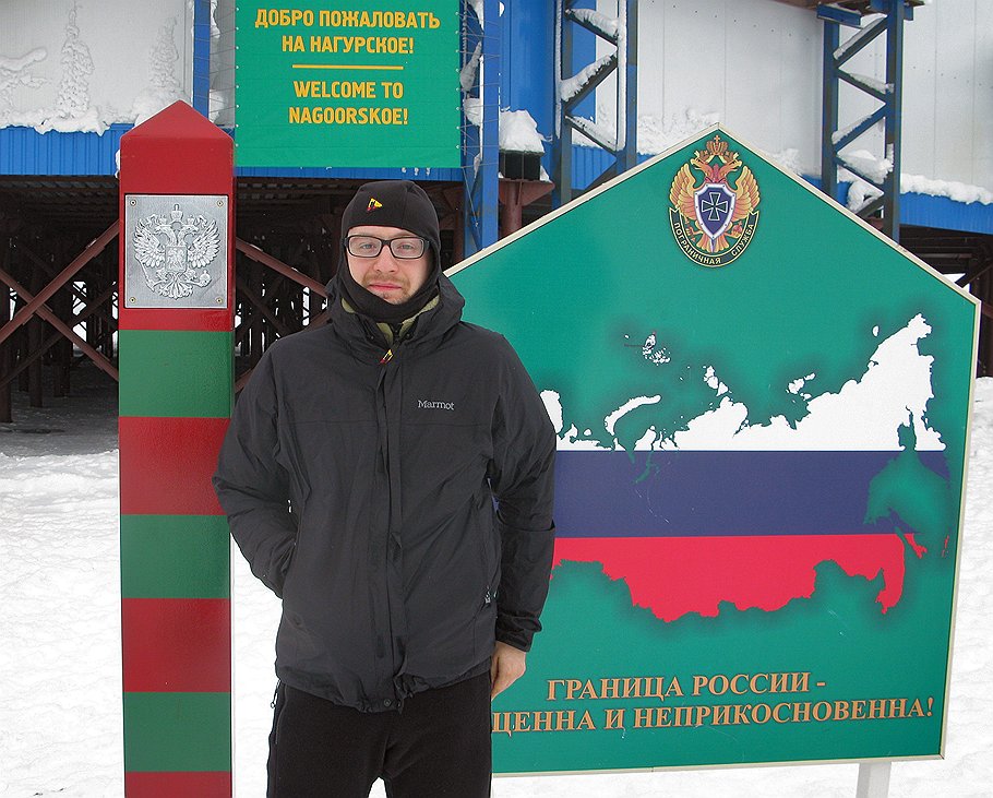Корреспондент издательского дома "Коммерсантъ" Александр Черных у пограничного столба России на пограничной заставы "Нагурское"