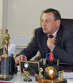 Получается альтернатива: либо ждать годами очереди в суд в тюрьме, либо выбирать особый порядок 