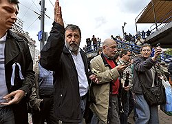 Журналист Сергей Пархоменко (второй слева) и писатель Борис Акунин (второй справа) во время акции литераторов "Контрольная прогулка" на Чистопрудном бульваре 