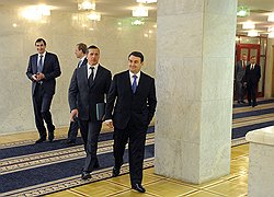Последнее заседание правительства России под председательством Владимира Путина. Министр природных ресурсов России Юрий Трутнев (в центре) и министр транспорта России Игорь Левитин (справа) после заседания 