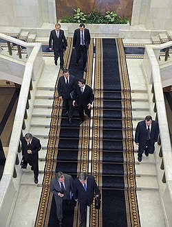 Последнее заседание правительства России под председательством Владимира Путина. Члены правительства перед совместным фотографированием у здания Дома правительства России 