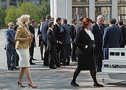 Последнее заседание правительства России под председательством Владимира Путина. Министр здравоохранения и социального развития России Татьяна Голикова (слева) и министр сельского хозяйства России Елена Скрынник (справа) перед совместном фотографированием членов правительства у здания Дома правительства России 