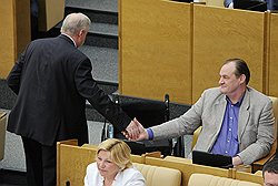 Лидер партии "Справедливая Россия", член комитета ГД России по жилищной политике и жилищно-коммунальному хозяйству Сергей Миронов, первый заместитель председателя комитета ГД России по культуре Елена Драпеко и член комитета ГД России по труду и социальной политике Александр Ломакин-Румянцев во время думского заседания