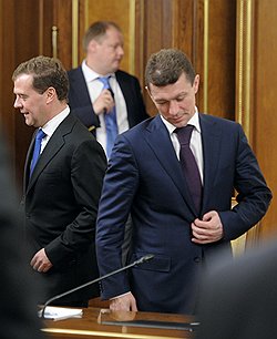 Церемония представления членов нового правительства России в Доме правительства. Председатель правительства России Дмитрий Медведев (слева) и министр труда и социальной защиты России Максим Топилин (справа) во время церемонии