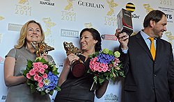 Сценаристы телевизионного документального фмльма "Метелица" Елена Пищальникова (слева), Елена Трифонова (в центре) и Кирилл Набутов (справа) на церемонии вручения премии "ТЭФИ-2011" в категории "Професссии". Церемония прошла в Московском театре "Новая опера" им. Е.В. Колобова 