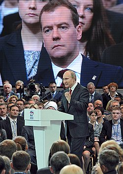 Президент России Владимир Путин (в центре) на заседании XIII Съезда Всероссийской политической партии "Единая Россия" в Центральном выставочном зале "Манеж" 