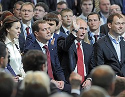 Председатель правительства России Дмитрий Медведев (второй слева) и президент России Владимир Путин (второй справа) на заседании XIII Съезда Всероссийской политической партии "Единая Россия" в Центральном выставочном зале "Манеж" 