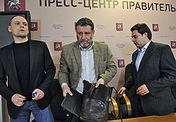 Лидер движения "Левый фронт" Сергей Удальцов, журналист Сергей Пархоменко и заместитель мэра Москвы Александр Горбенко после пресс-конференции, посвященной согласованию представителей оппозиции и мэрии Москвы о проведении акций протеста "За честные выборы". Пресс-конференция прошла в Мэрии 
