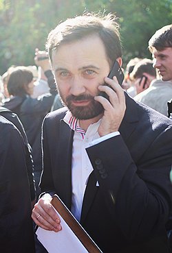 Лагерь оппозиции возле памятника казахскому поэту Абаю Кунанбаеву на Чистых прудах. Член комитета Государственной думы России по экономической политике, инновационному развитию и предпринимательству Илья Пономарев  