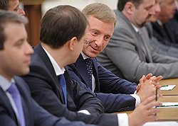 Министр культуры России Владимир Мединский (второй слева) и министр образования и науки Дмитрий Ливанов (в центре) 