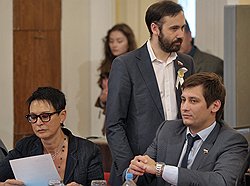 Писатель и общественный деятель Ирина Хакамада, член комитета Государственной думы России по экономической политике, инновационному развитию и предпринимательству Илья Пономарев и член комитета Государственной думы России по физической культуре, спорту и делам молодежи Дмитрий Гудков  