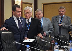 Рабочий визит председателя правительства России Дмитрия Медведева в Казахстан. Председатель правительства России Дмитрий Медведев (слева) на российско-казахстанских межправительственных переговорах 