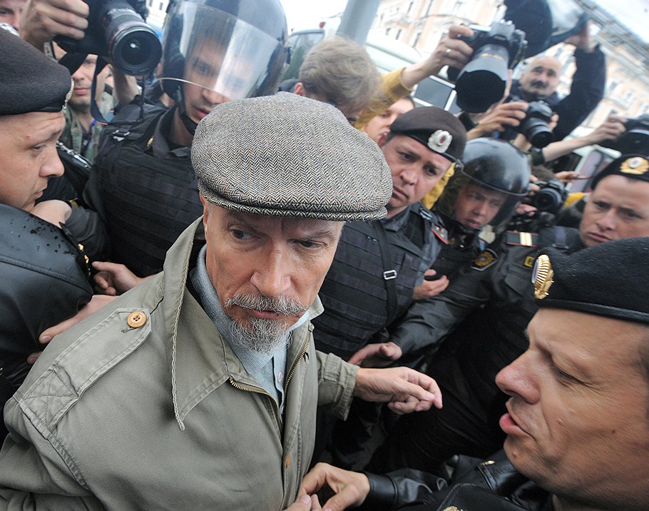 Писатель, лидер партии "Другая Россия" Эдуард Лимонов (слева) во время акции "Стратегия-31" в защиту свободы собраний на Триумфальной площади 