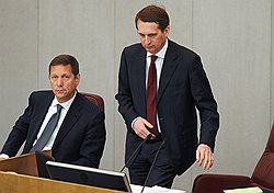 Первый заместитель председателя Государственной думы России Александр Жуков (слева) и председатель Государственной думы России Сергей Нарышкин (справа)  