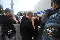 Противники акции "Марша горящих сердец", организованного движением за равные права для ЛГБТ, женщин и мигрантов во время посадки в автомобиль полиции на набережной Тараса Шевченко 