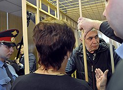 Генерал-лейтенант МВД Александр Боков (справа), обвиняемый в хищении почти 10 миллионов долларов, во время оглашения приговора по его делу в Никулинском суде 