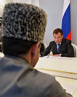 Президент России Дмитрий Медведев (справа) во время встречи с муфтиями и главами субъектов Северного Кавказа. Встреча прошла в резиденции "Бочаров ручей" 