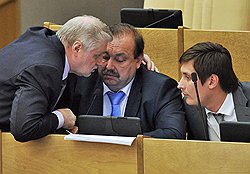 Лидер партии "Справедливая Россия", член комитета Государственной думы по жилищной политике и жилищно-коммунальному хозяйству Сергей Миронов, заместитель председателя комитета Государственной думы России по безопасности и противодействию коррупции Геннадий Гудков и член комитета ГД России по конституционному законодательству и государственному строительству Дмитрий Гудков на пленарном заседании Госдумы