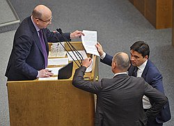 Председатель комитета Государственной Думы по конституционному законодательству и государственному строительству Владимир Плигин (слева) и заместитель председателя Государственной думы России, руководитель фракции "Единая Россия" Андрей Воробьев (справа) на пленарном заседании Госдумы