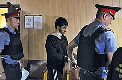 Задержанный по делу за участие в драке 5 июня у торгового центра "Европейский" Дихкам Ризванов (в центре) перед заседанием в Пресненского суде 