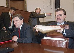 Заместитель руководителя партии "Яблоко" Сергей Митрохин (слева), лидер партии "Яблоко" Григорий Явлинский (в центре) и главный редактор газеты "Московские новости" Евгений Киселев (справа) во время заседания очередного заседания Верховного суда России по делу об отмене результатов выборов в Государственную Думу России в 2003 году 