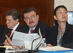 Лидер партии "Яблоко" Григорий Явлинский (слева), главный редактор газеты "Московские новости" Евгений Киселев (в центре) и председатель оргкомитета партии "Свободная Россия" Ирина Хакамада (справа) во время заседания очередного заседания Верховного суда России по делу об отмене результатов выборов в Государственную Думу России в 2003 году 