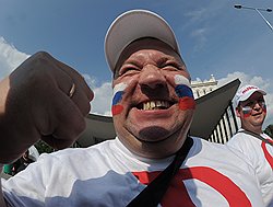 Чемпионат Европы UEFA по футболу "EURO 2012". Болельщик сборной России по футболу во время марша к Национальному стадиону перед началом матча матча между сборными командами России и Польши