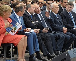 Церемония открытия мемориала Победы Красной армии над фашистской Германией. Министр иностранных дел России Сергей Лавров, вице-премьер, министр иностранных дел Израиля Авигдор Либерман, президент России Владимир Путин и президент Израиля Шимон Перес во время церемонии в городе Нетания 