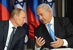 Президент России Владимир Путин (слева) и премьер-министр Израиля Биньямин Нетаньяху (справа) во время заявления для прессы в резиденции премьер-министра Израиля 