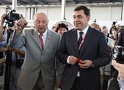 Действующему губернатору Евгению Куйвашеву (справа) приходится учитывать влияние, которое сохраняет в Свердловской области Эдуард Россель