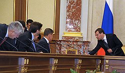 Премьер-министр Дмитрий Медведев остается пока единственным защитником госмонополии на шельф от своих подчиненных