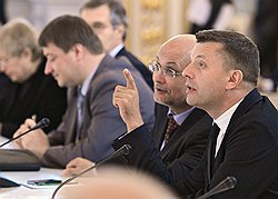 Вопрос о политцензуре, который вместе с другими журналистами поднял на заседании президентского совета Леонид Парфенов, буквально висел в воздухе (на фото — с адвокатом Игорем Пастуховым)