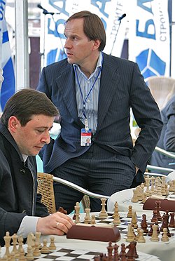 Лев Кузнецов (стоит) считался ближайшим соратником Александра Хлопонина, но самостоятельная работа в крае оказалась несколько сложней
