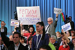 На встречу с Владимиром Путиным было аккредитовано 1226 журналистов. К своим вопросам они привлекали внимание как могли (на фото). Но вопросов в итоге прозвучало всего 81