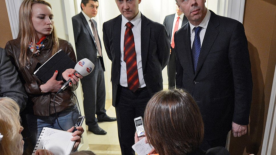 После совещания министр экономического развития Андрей Белоусов и министр финансов Антон  Силуанов (справа) рассказали журналистам, что замедление темпов экономического развития — "это сложный феномен" 
