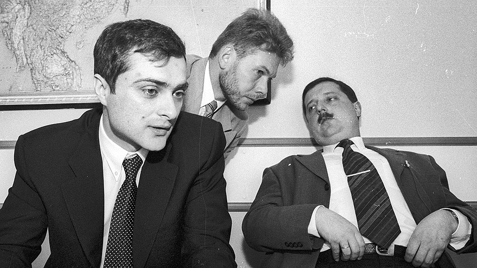 До прихода во властные структуры Владислав Сурков работал в частном бизнесе (на фото в должности первого зампреда совета Альфа-банка). Возможно, ему теперь придется вспомнить былой опыт